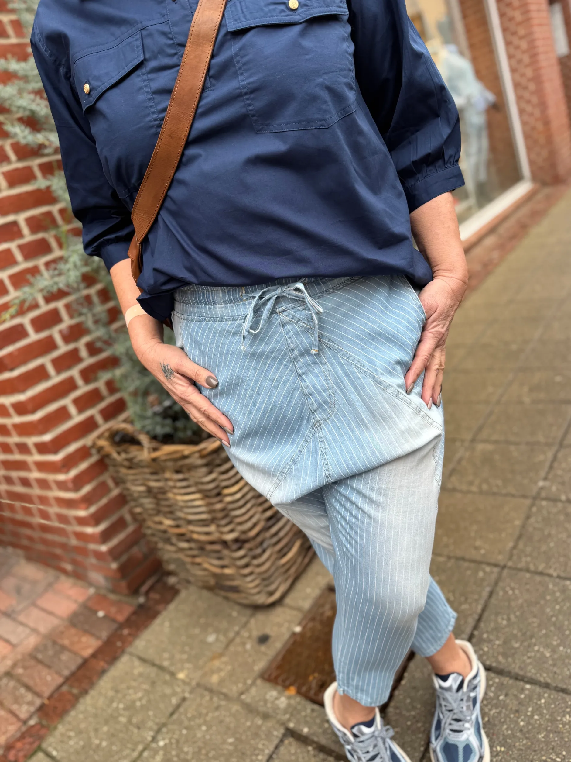 by_engbork_mady_bukser_st_5.webp Discount By Mady bukser stripe denim light Bukser
