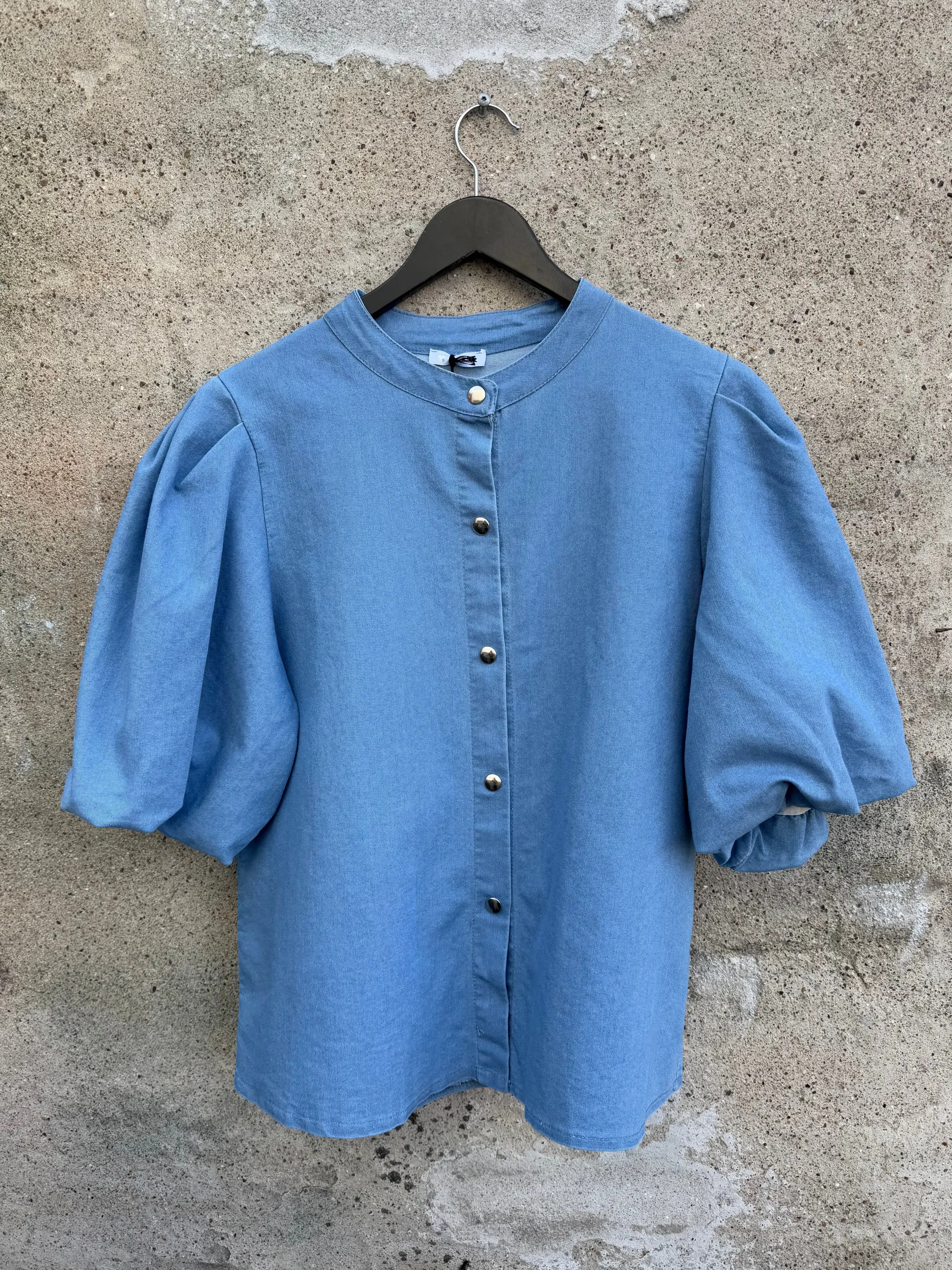 by_engbork_magnolia_puf_b_2.webp Clearance By Magnolia puf bluse denim Bluser