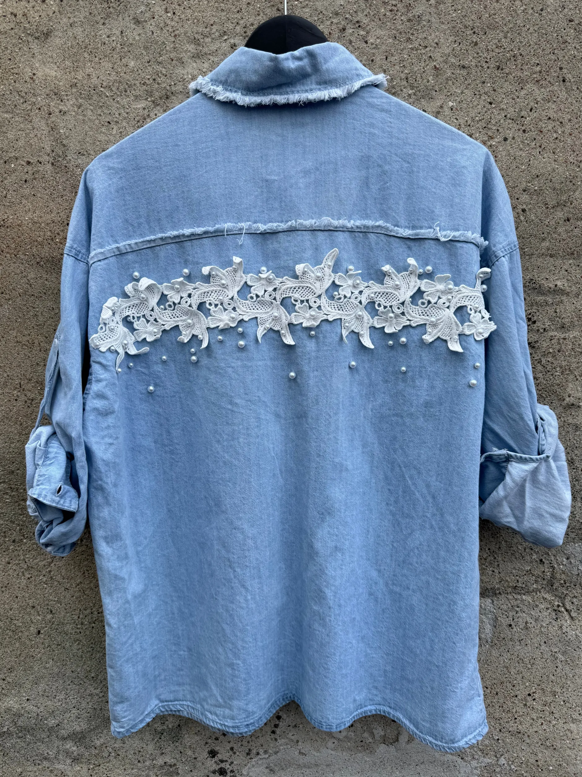by_engbork_pearl_skjorte__9.webp Online By Pearl skjorte denim light Bluser | Skjorter
