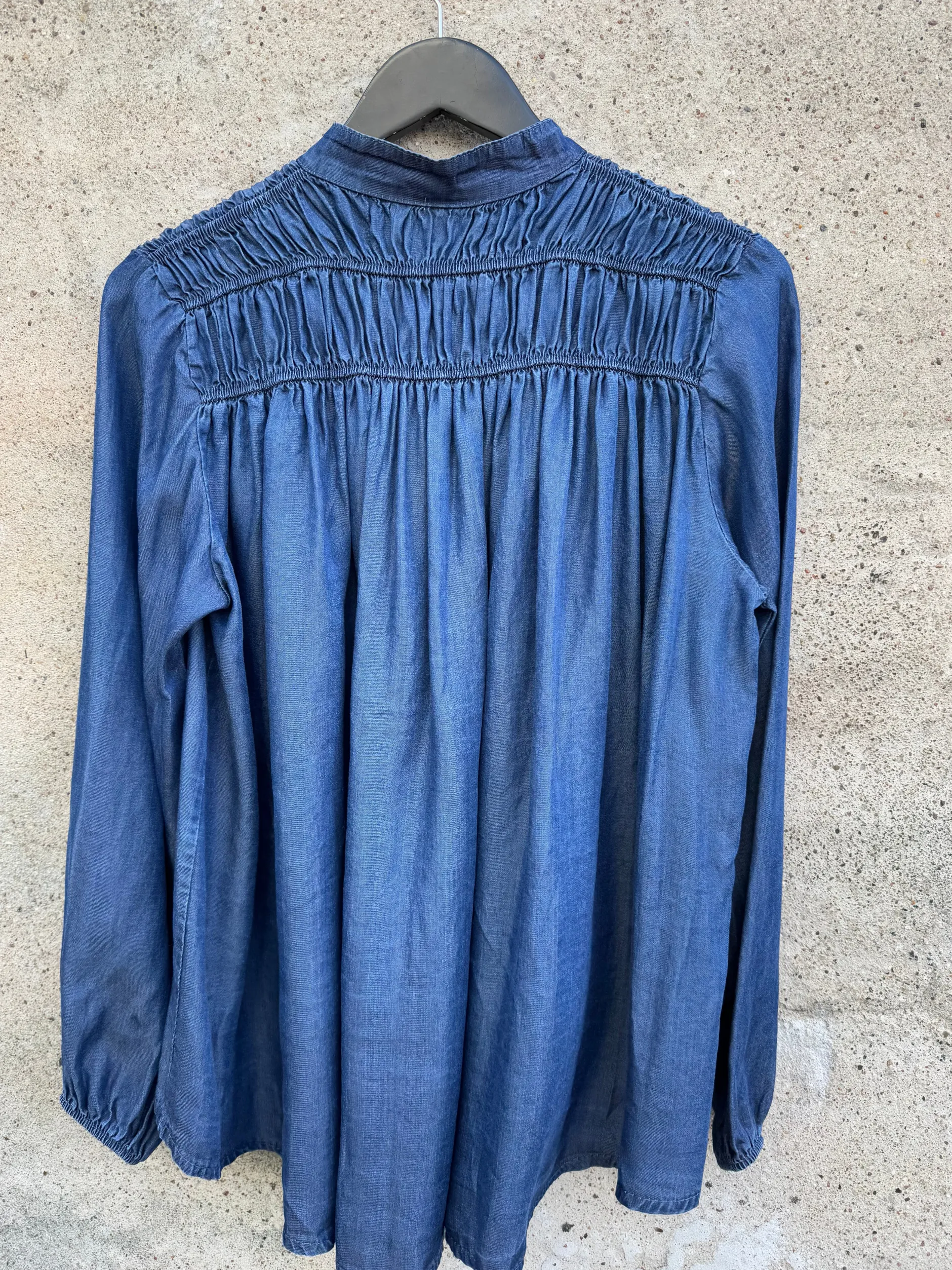 by_engbork_vega_skjorte_d_4.webp Hot By Vega skjorte denim dark Bluser | Skjorter