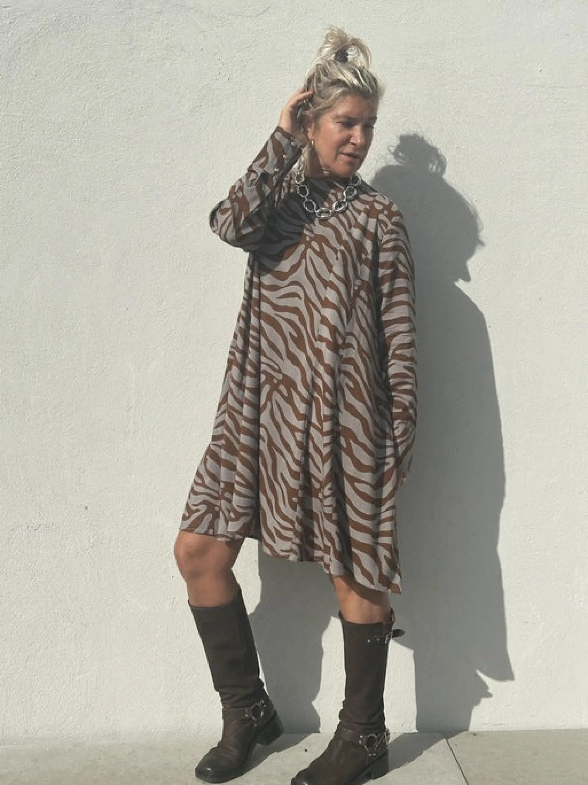 gaspar__bow_dress_zebra_4.webp Fashion 2407710 Bow dress Kjoler | Kjoler