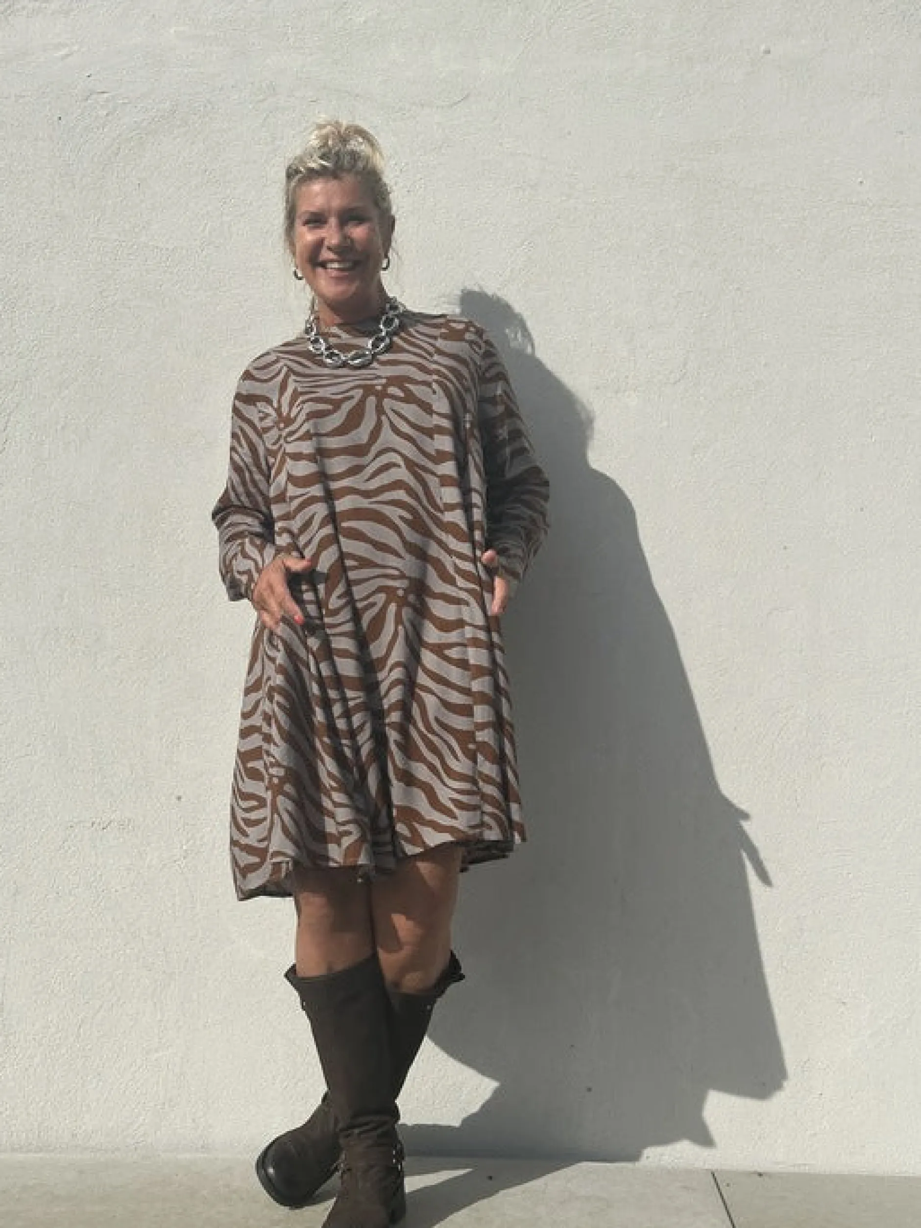 gaspar__bow_dress_zebra_5.webp Fashion 2407710 Bow dress Kjoler | Kjoler